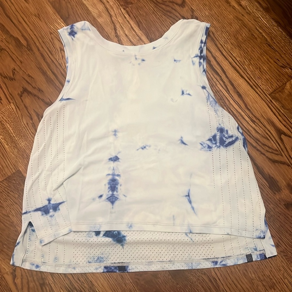 lululemon tank: size-xs